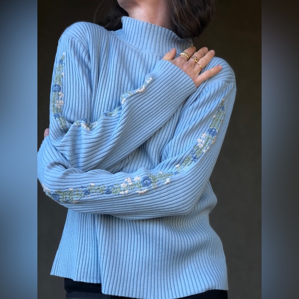 Vintage Cotton Turtle neck Rib sweater- romantic flower embroideries on sleeves - Picture 2 of 10